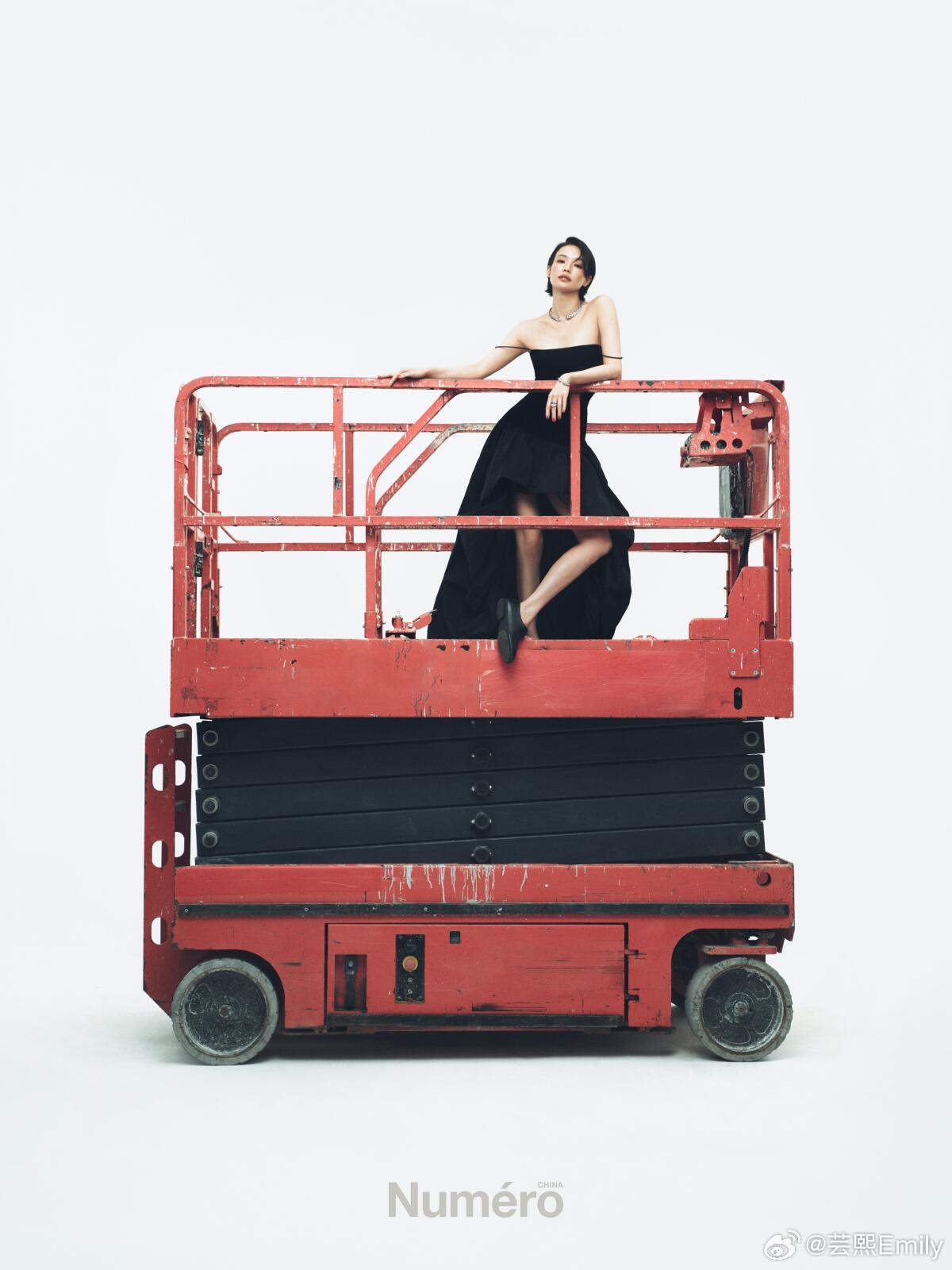 舒淇齐耳短发演员导演舒淇登上《Numéro》2026年春季刊封面，来自Carti