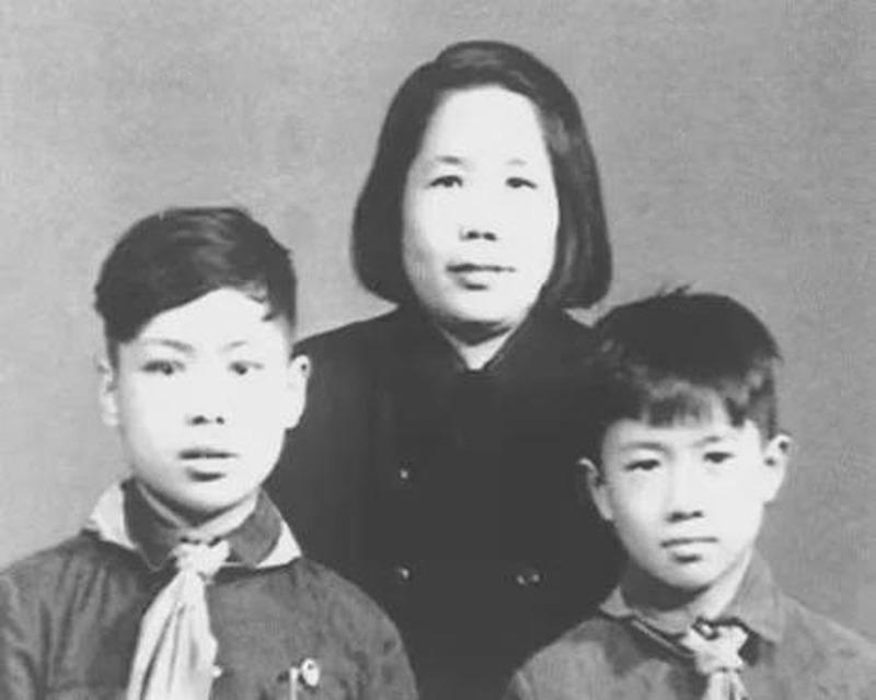唯一的外籍开国少将,却在两个国家各留下一个家。洪水,越南河内人,1926年进