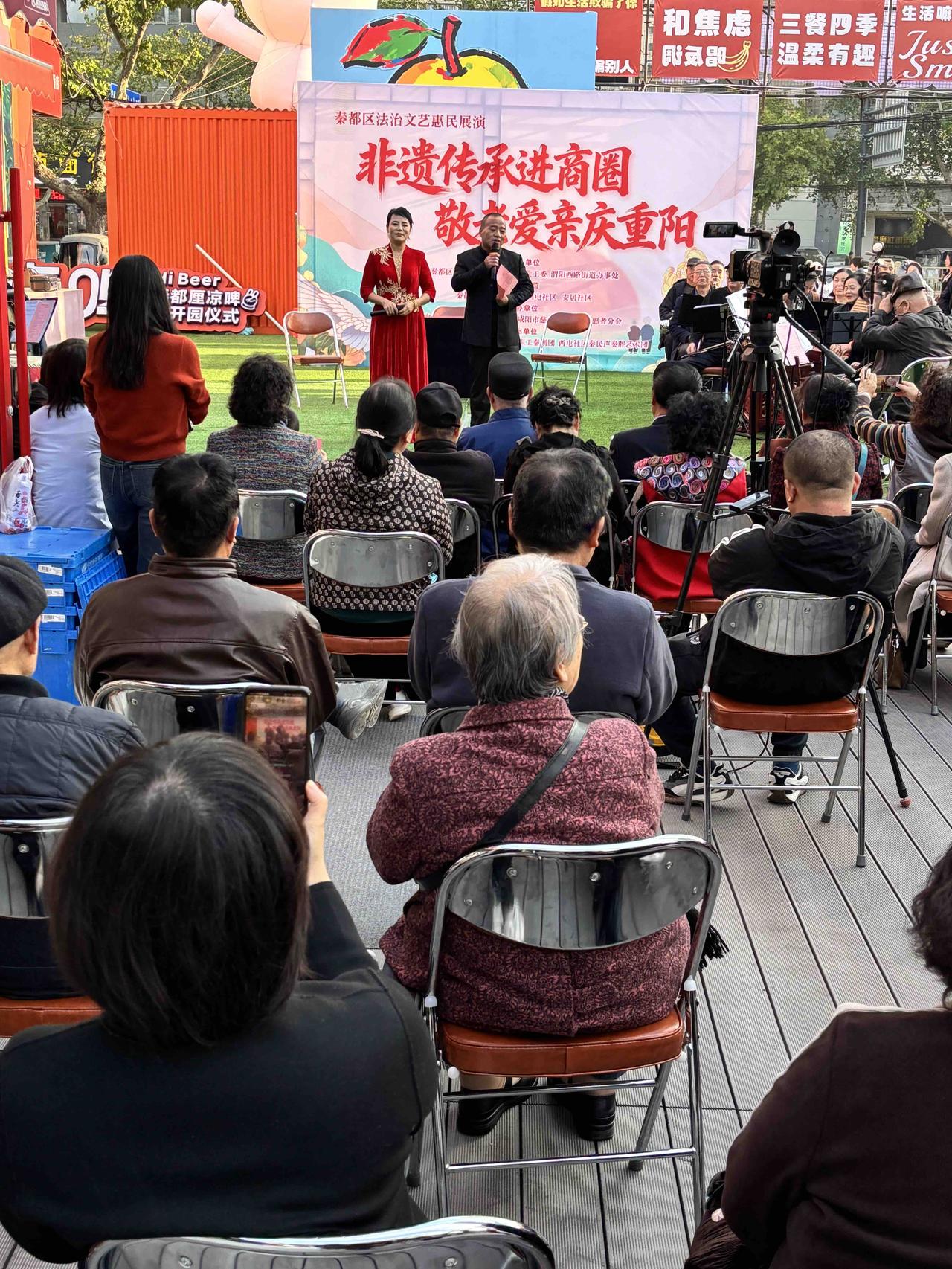 秦都里｜秦音与咖啡的邂逅午后，特意寻到新开的秦都里步行街。刚踏入入口广场，便被