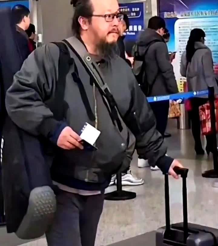 窦唯现状：55岁不邋遢了，很清爽。朋友最近偶遇窦唯，她把头发剪了，看起来清爽