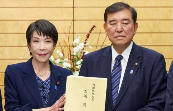 他本想把首相这个烂摊子甩给高市早苗，结果发现这个女人太极端，党内根本没人敢让她上