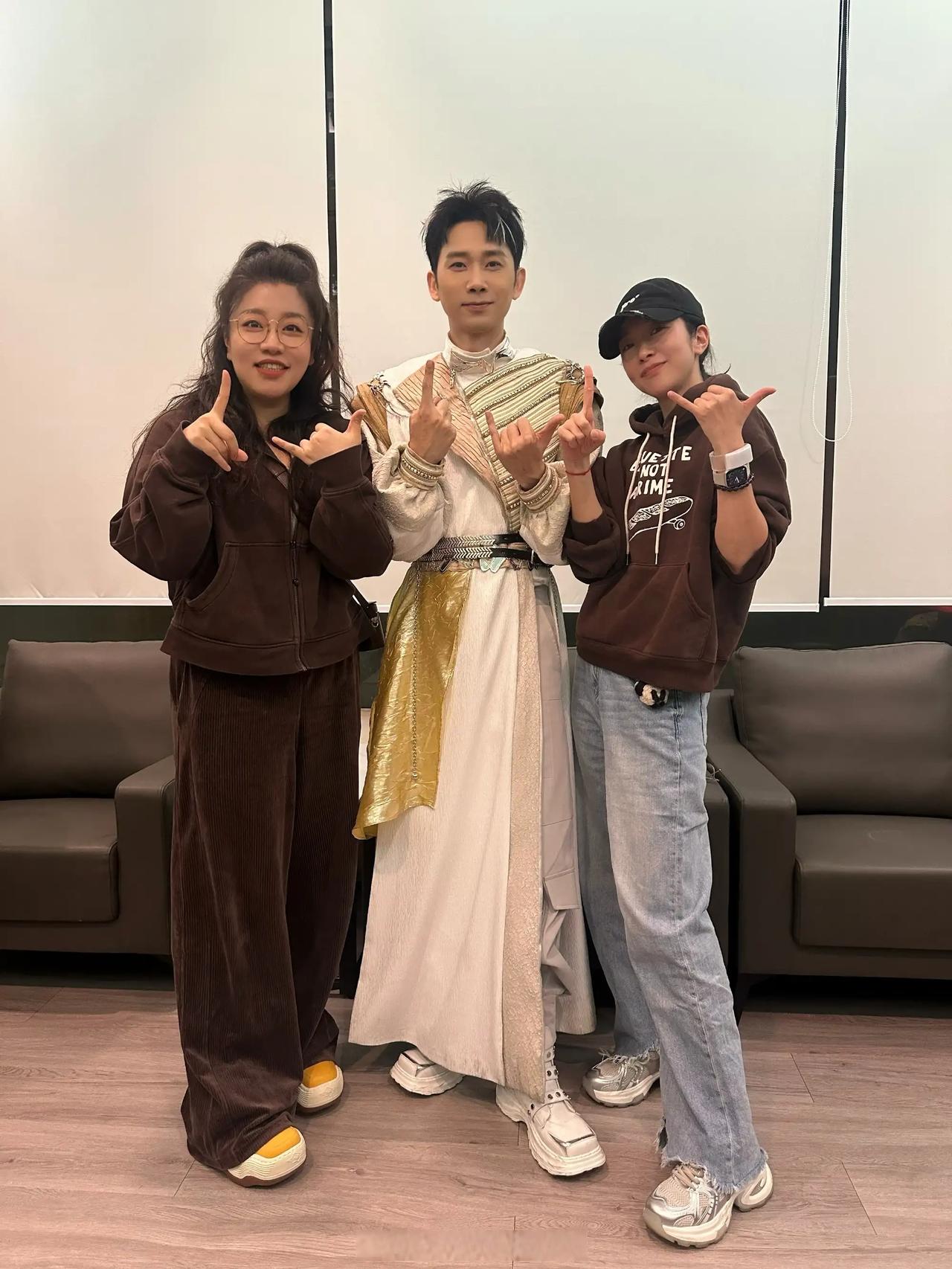 恭喜刘思维喜提一子！！！《喜人奇妙夜》演员刘思维在社交平台发文，官宣老婆顺利