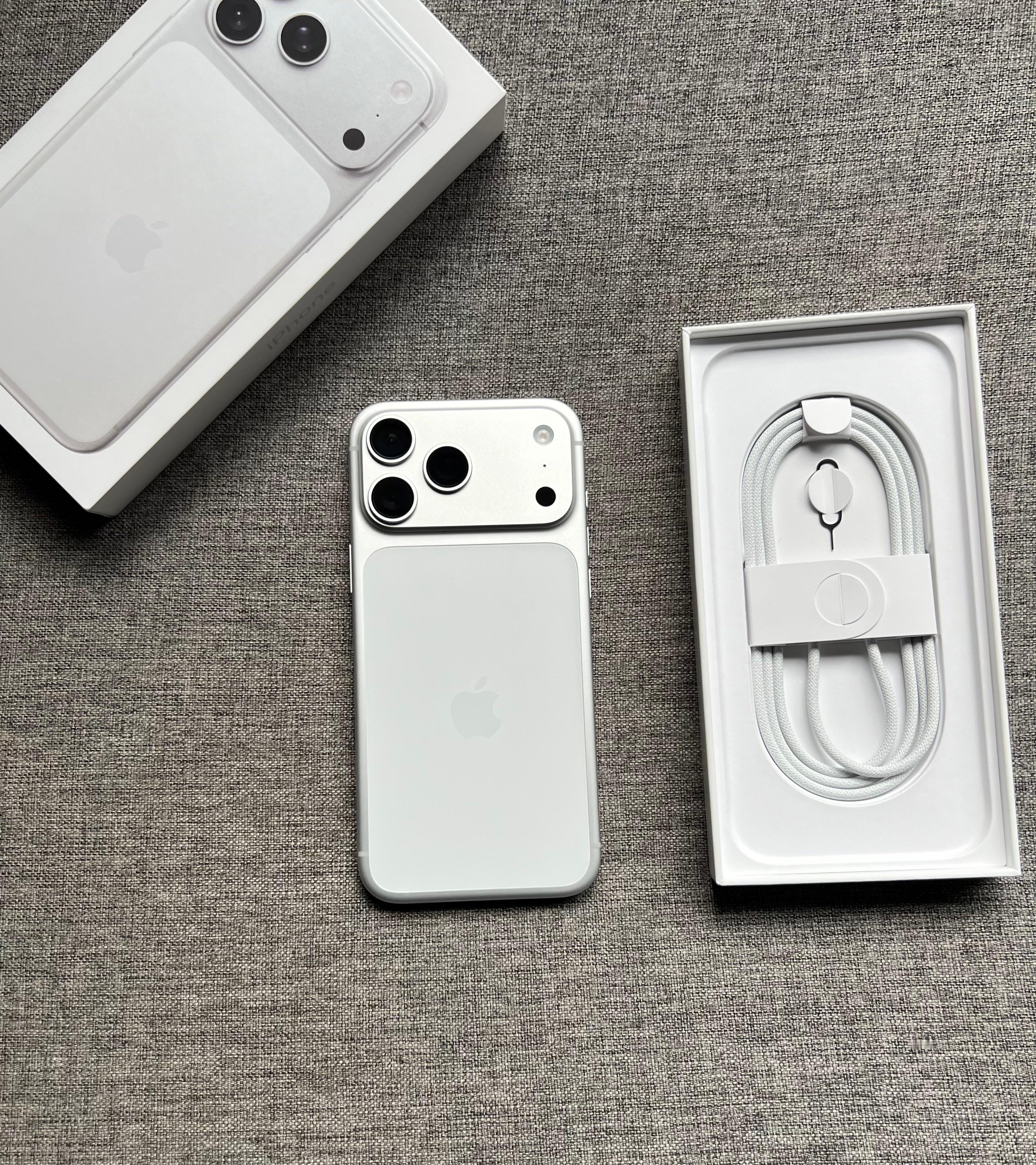 二次上架，澳版iPhone17ProMax256G银色，99新全套带票据