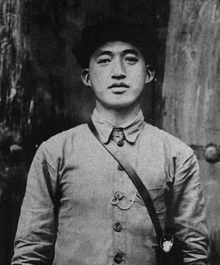红二十五军的创始人吴焕先，其实出生在一个富裕的地主家庭。他家有14亩水田、8亩旱