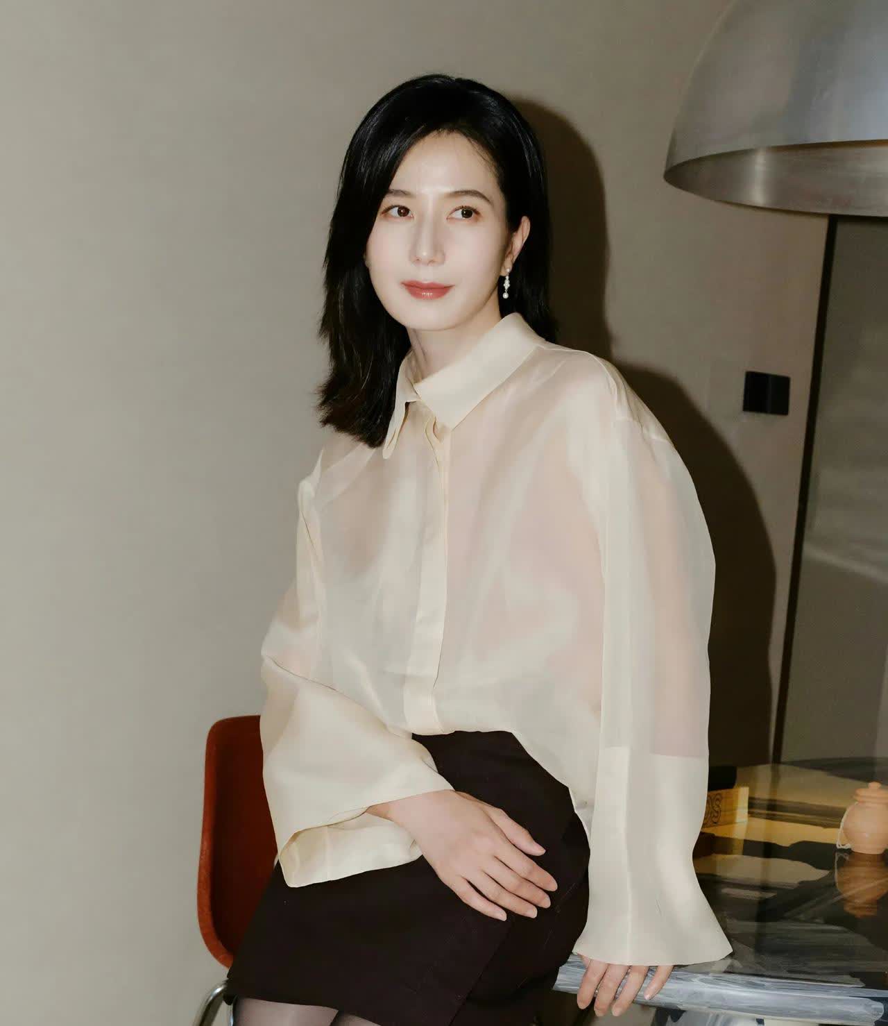 彭杨黑丝穿搭写真，把初秋优雅性感拿捏住了