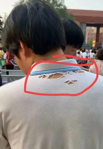 高考结束，全网都在找这个男孩子。这个男孩子穿了一件T恤参加高考，一看这件T恤穿了