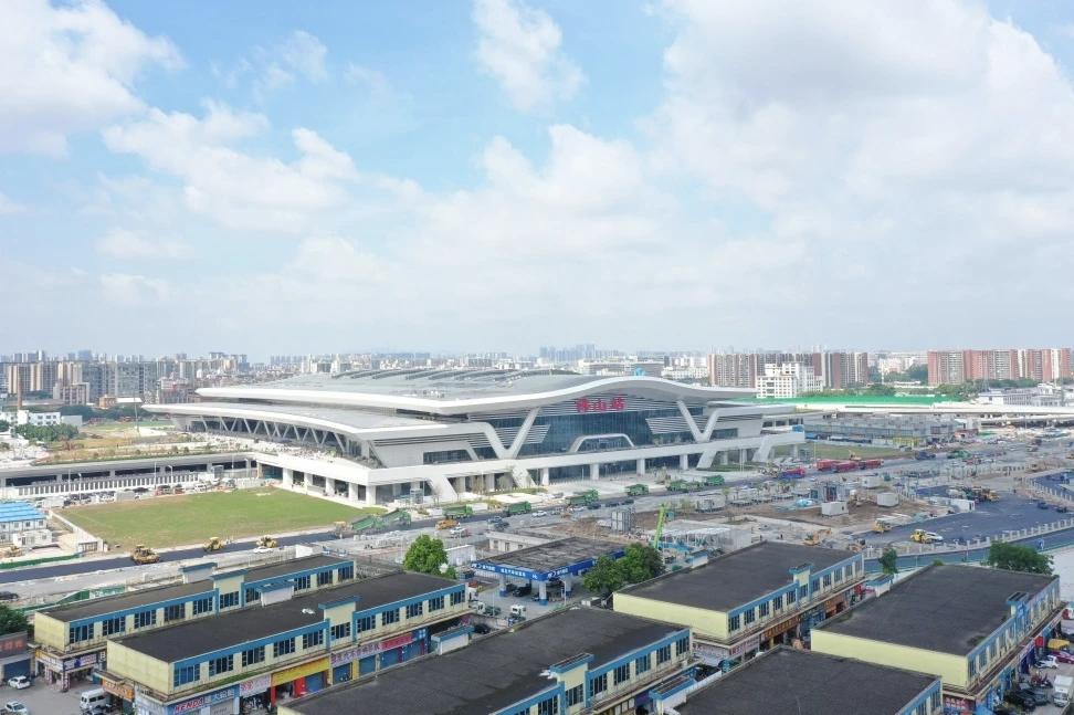 玉兰花开，禅城迎辉。6月26日，广湛高铁新建佛山站顺利通过竣工验收，这座坐