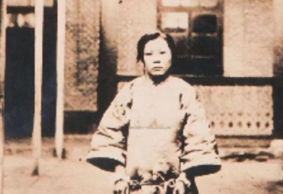 1925年，24岁的青楼女子张素贞正在接客。然而，当她开始宽衣解带时，冰冷的枪口