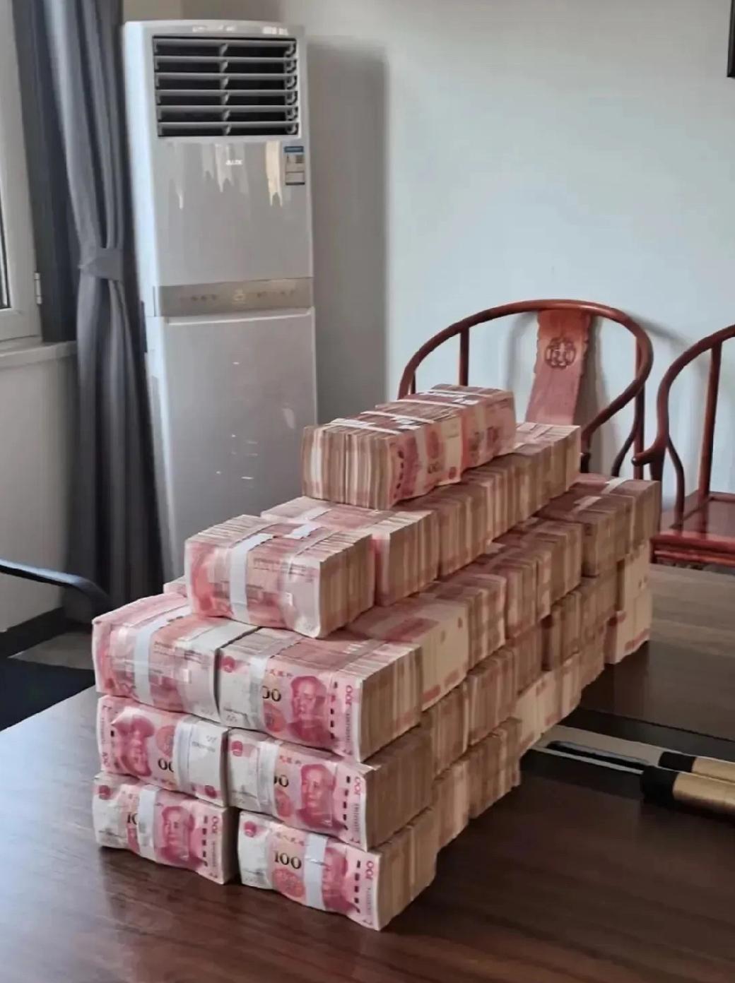 谁能想到，三年前还在酒桌上叱咤风云、开着顶配路虎的老总，如今却在凌晨两点的冷风中