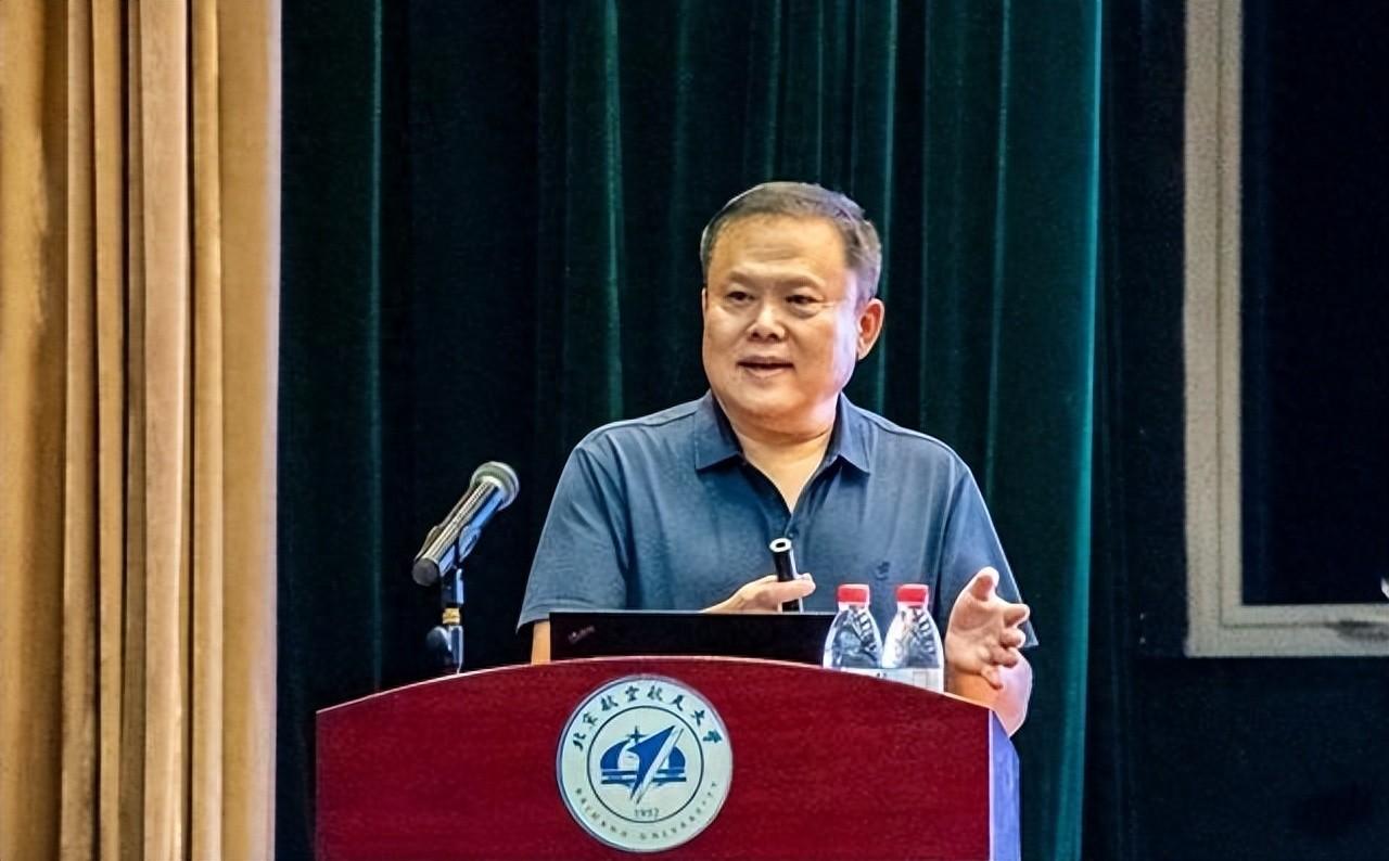 歼-35总师“道破天机”：中国的两款六代机，可能再一次出人意料 歼-36从2