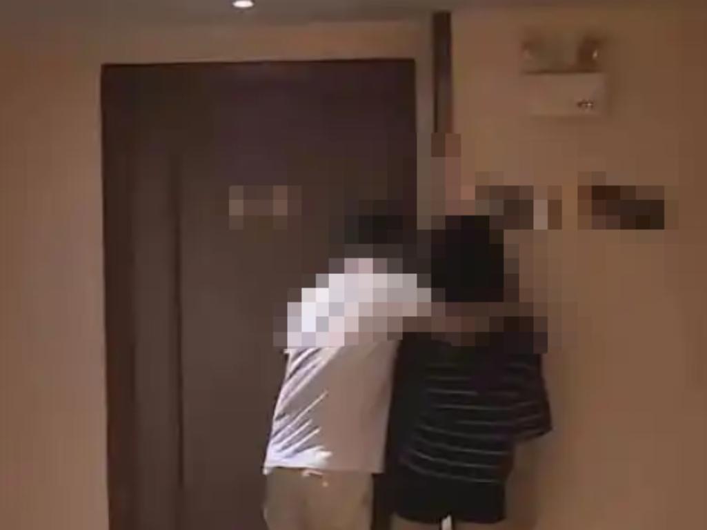 四川，已婚男结婚后对妻子毫无兴趣，男子一直觊觎女邻居的美貌，二人经常眉来眼去，趁