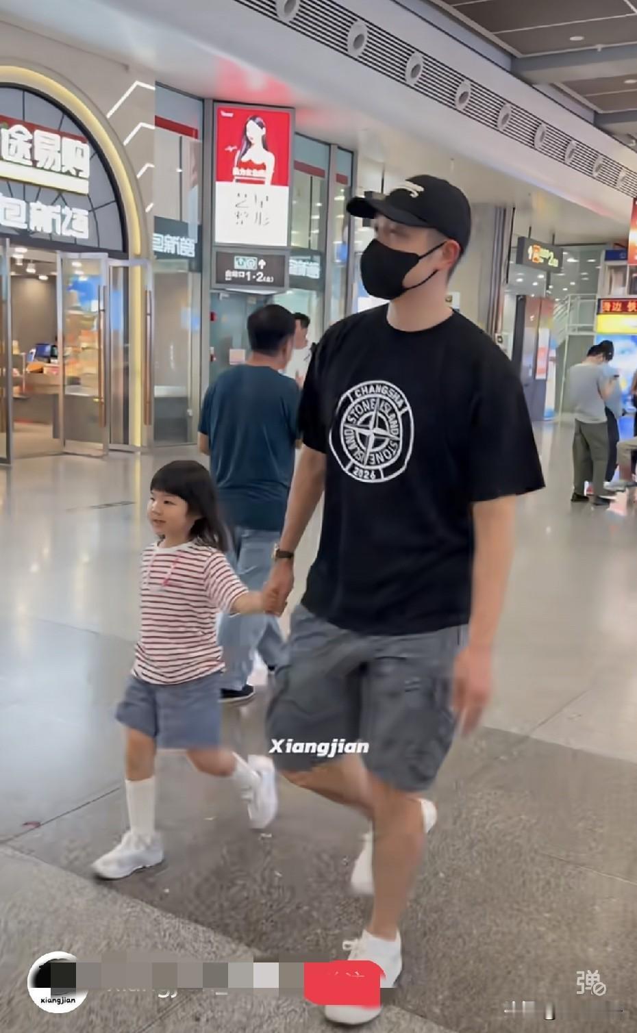 许昕这是一回家就带娃啊！在长沙的比赛结束了，许昕也回到了上海，没有看到卡宝，妹