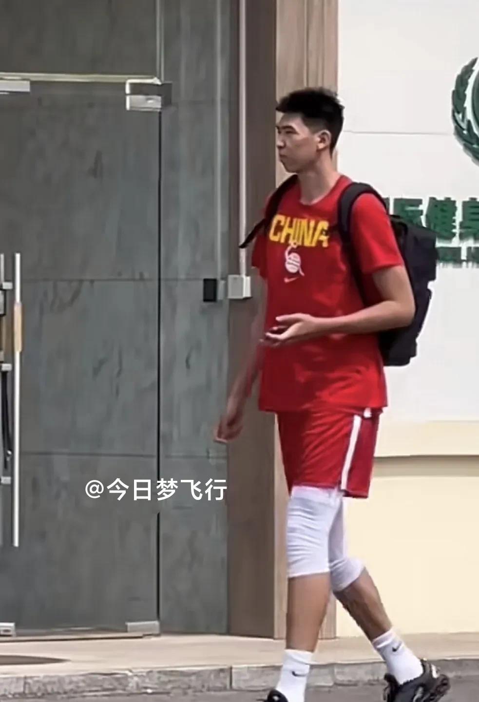 广东队小蛇徐昕出发去训练！虽然在球队中海拨最高，徐昕在广东队的绰号却是叫小蛇。
