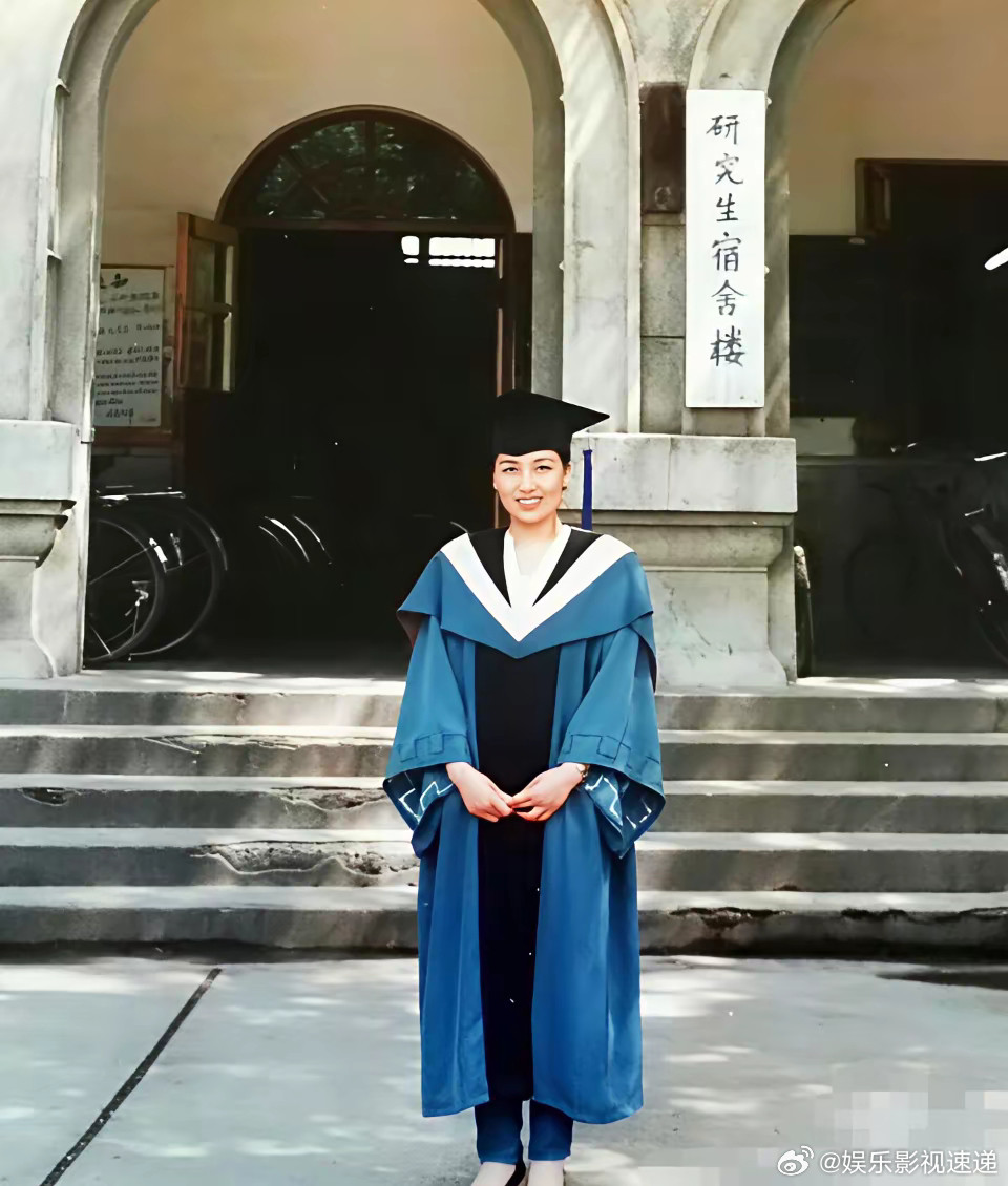 考古到李兰迪妈妈，属实被美到了！​李兰迪晒过妈妈穿学士服的毕业照，站在研究生宿舍
