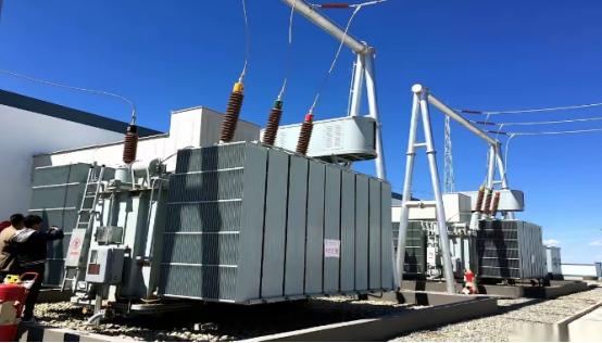 最魔幻的一件事发生了。美国人一边咬牙切齿地给中国产的变压器加了104%的关税，一