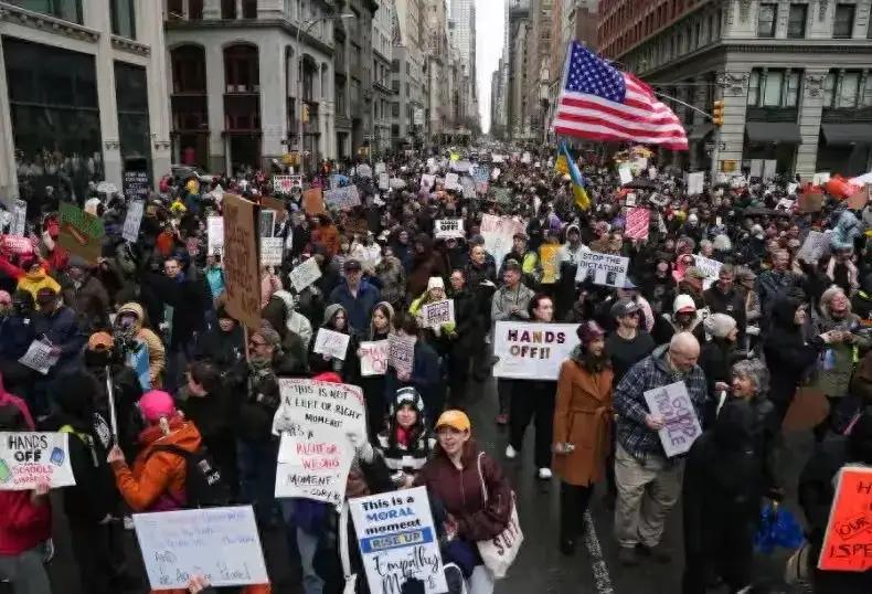 物极必反，美国全乱了！31日媒体消息，30日美国爆发史无前例的大规模示威活动。