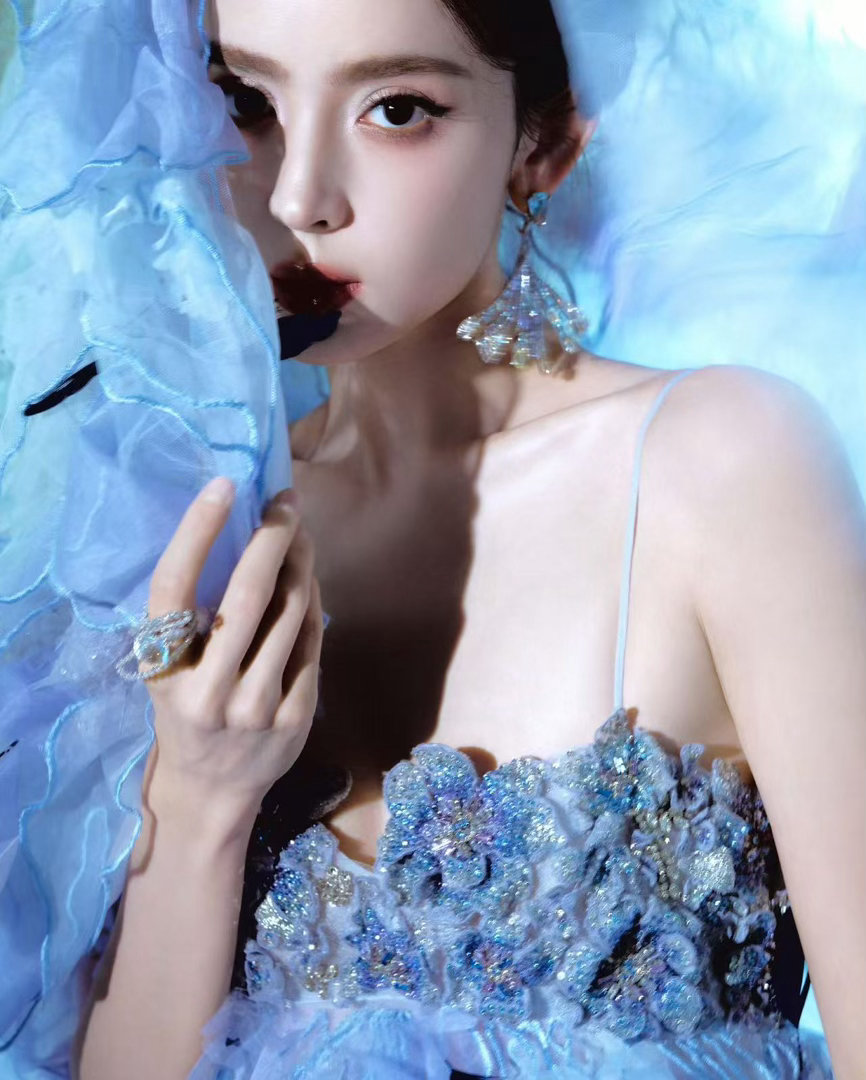 娜扎cos孔雀公主娜扎的眼睛本来就自带故事感，孔雀妆一化更像会说话！好六里她一