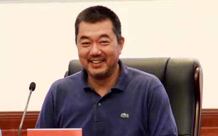 曾发誓此生不碰婚姻，47岁却成了“女儿奴”。《繁花》范总董勇的人生下半场，比