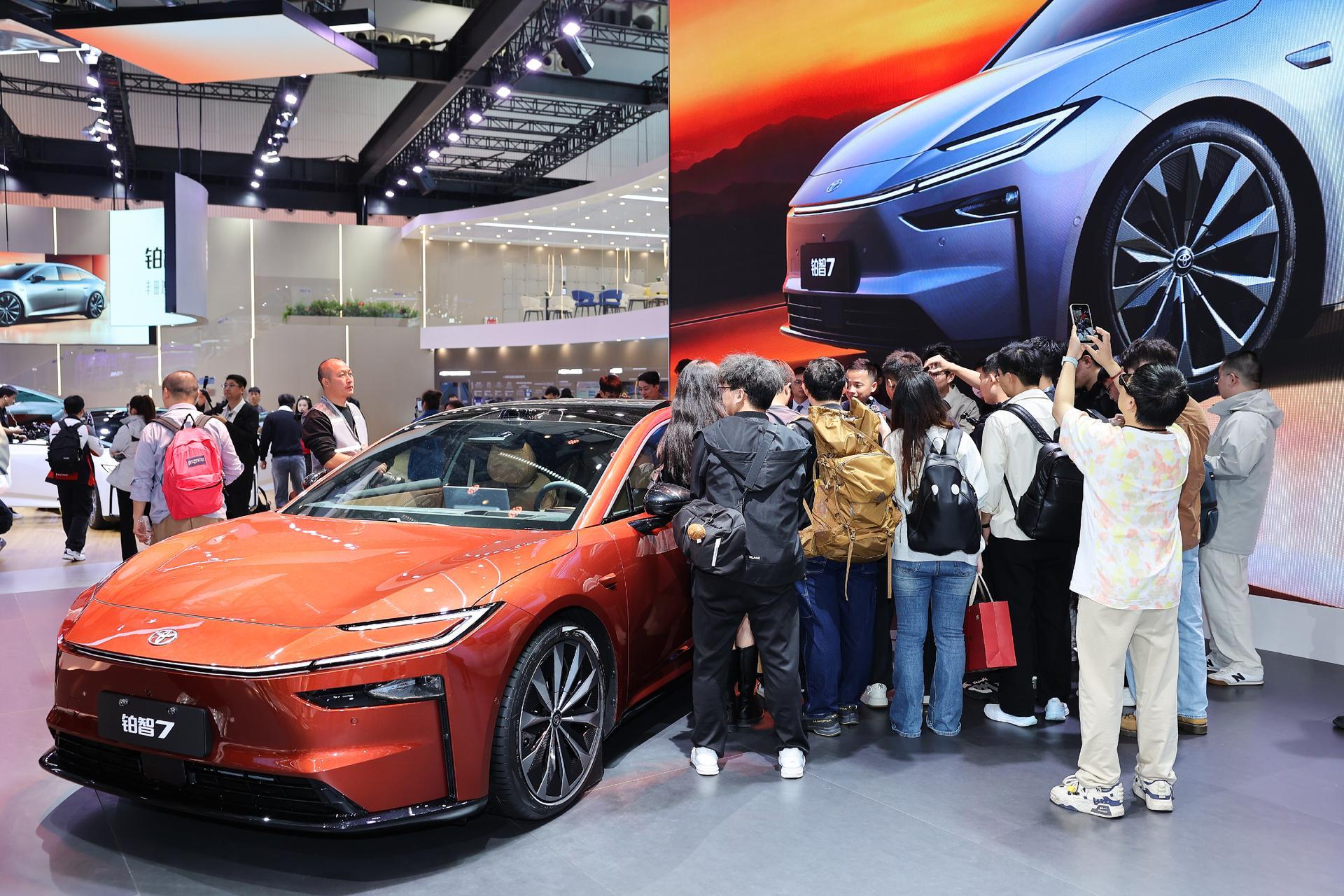广汽丰田铂智7，喜欢哪个颜色？⚡现场来看车的人，真的非常多！而且铂智7已经正