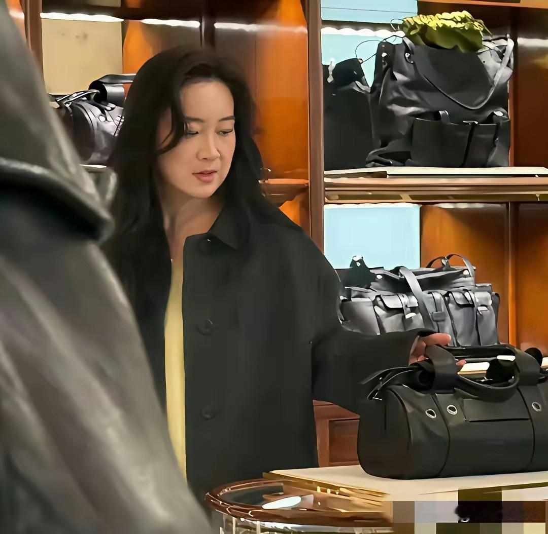 贾玲的转变着实令人惊叹！以往那个胖胖且搞笑的她，形象早已深入人心，如今却摇身一