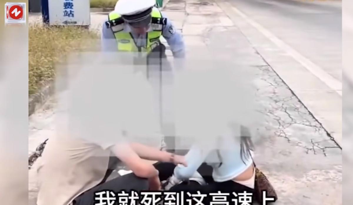 “自作孽不可活！”10月8日，甘肃陇南，一女子和男友在高速上吵架后，坚持要跳车，