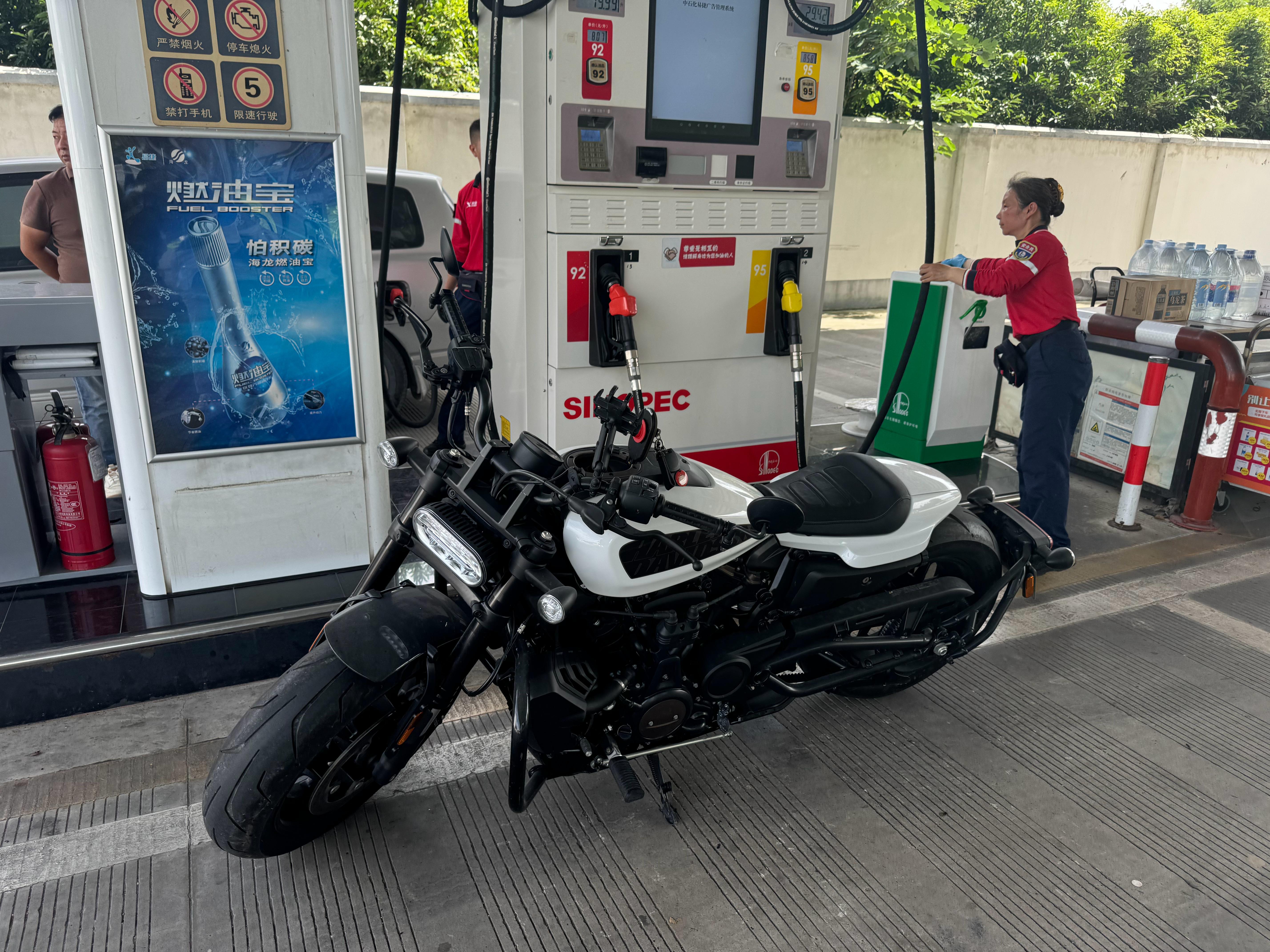 按道理现在应该是开摩托的季节了但是咱现在已经是新能源博主了，电瓶车都开的小牛的