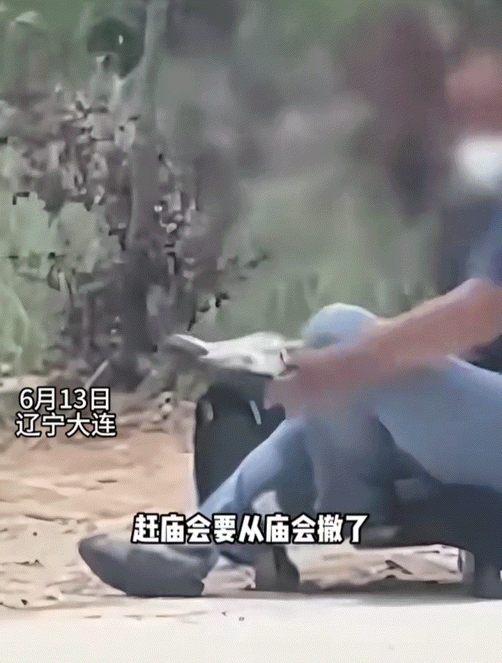 辽宁大连庙会现场，一名男子逛完庙会后出来，就目睹远处一位“无腿”乞丐坐在滑轮车上