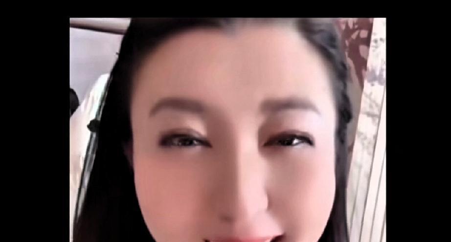 你以为的闫学晶，或许还停留在春晚舞台。但现实是，62岁，早该退休的年纪，她比流