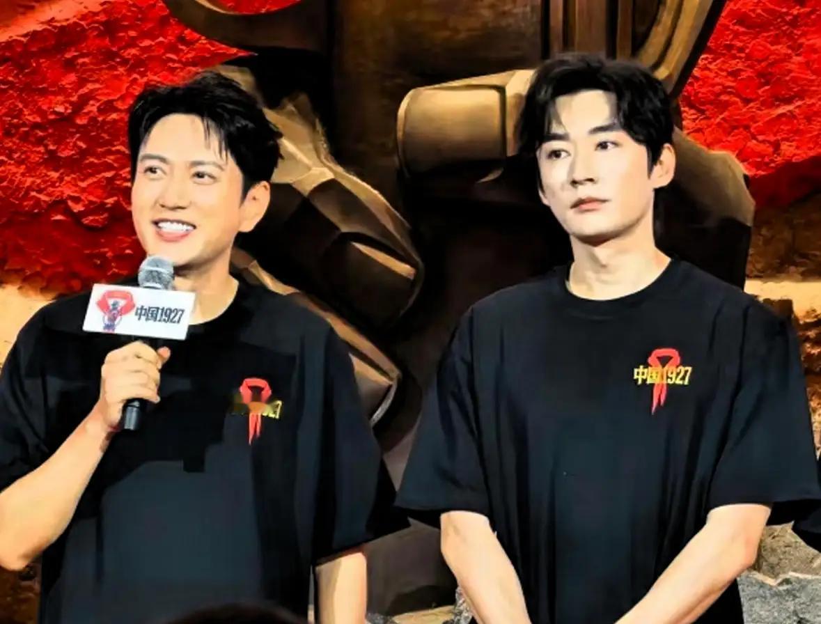 山东男人今年有点说法啊！王仁君拿了飞天奖，往台上一站，我脑子里一个激灵，瞬间想到了另一个山东男演员—