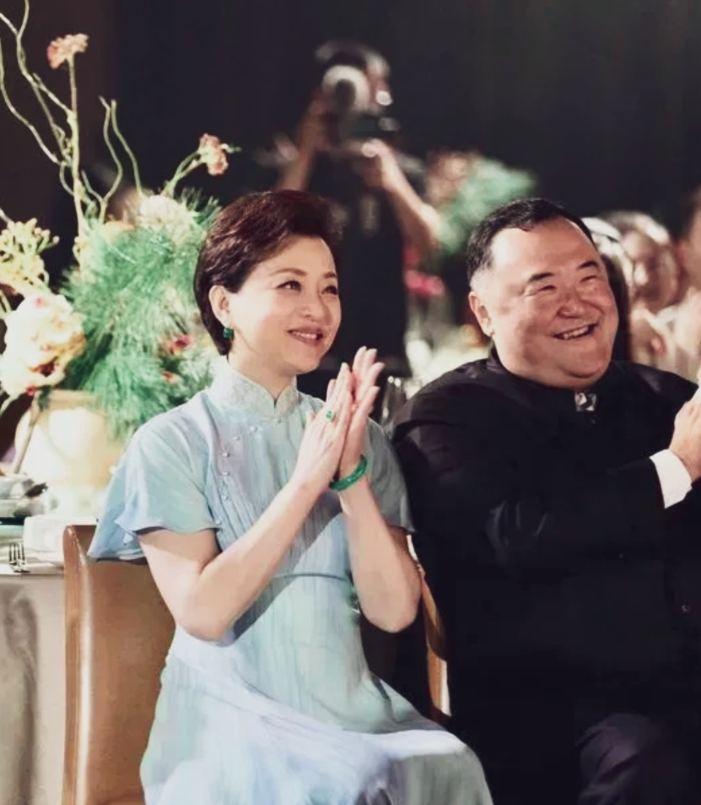 杨澜与吴征夫妇坐在一起特别不协调！一个优雅又美丽，一个又丑又胖。不嫌弃你丑，也