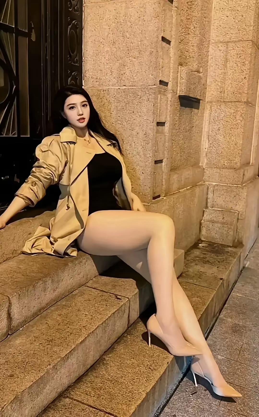 美腿，俗话说美不美看大腿，这腿确实绝了，极品美腿，一般人驾驭不了，她的美你来形容