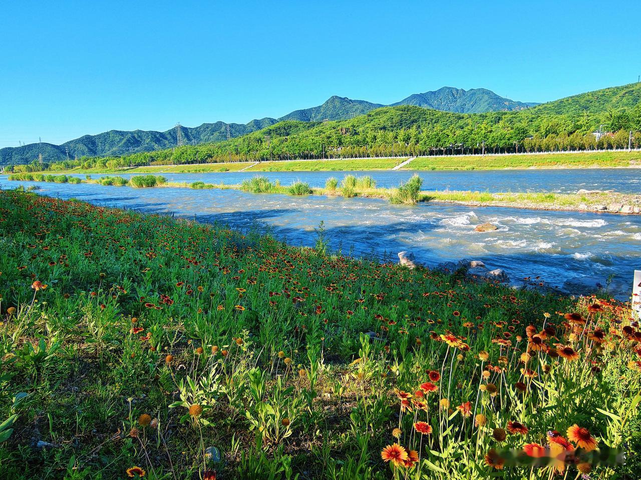 永定河龙泉湾滨水休闲绿道，位于北京市门头沟区龙泉镇，整条绿道依河铺展，全长五千余
