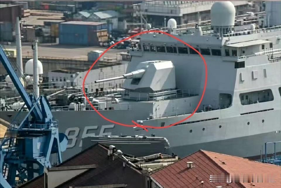 国际互联网上出现的新图片。不太像是ps的。这个外形也不太像是电磁轨道舰炮，难道是