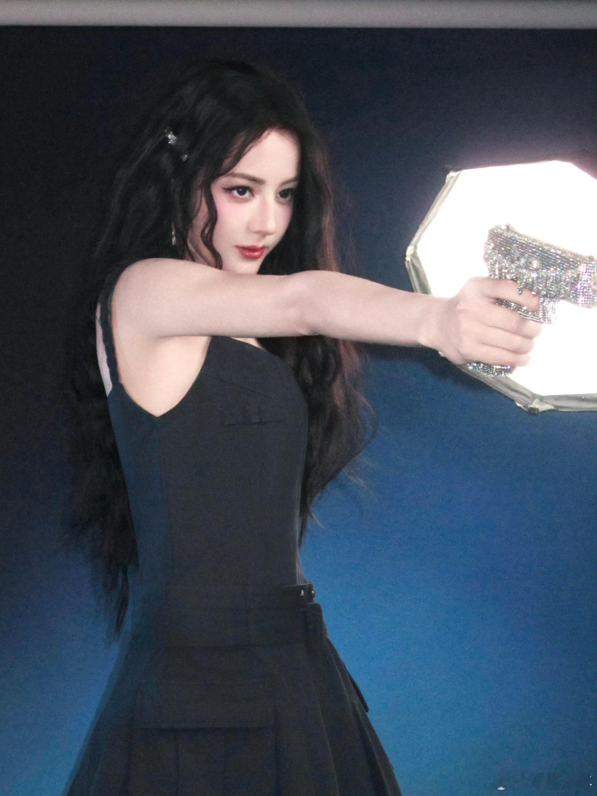 救命！迪丽热巴的弓箭造型也太绝了吧！爱心箭头戳中少女心，身姿挺拔气场全开，妥妥的