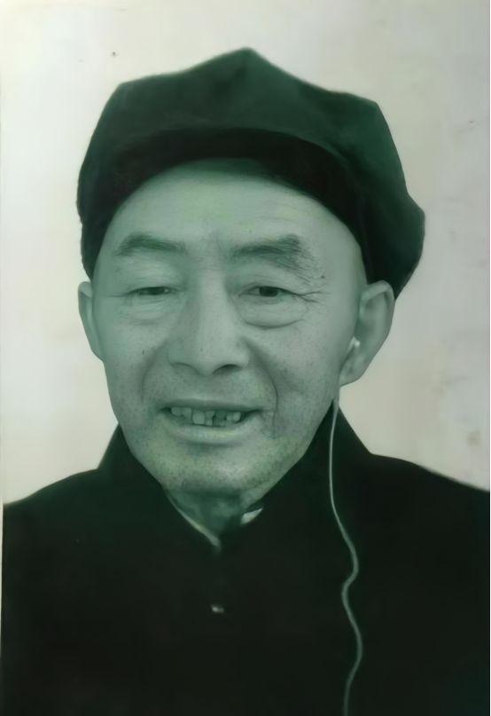 1936年的一天，在甘肃静宁县甘坡村附近，一位红军战士不幸落到敌人手里。在押解的