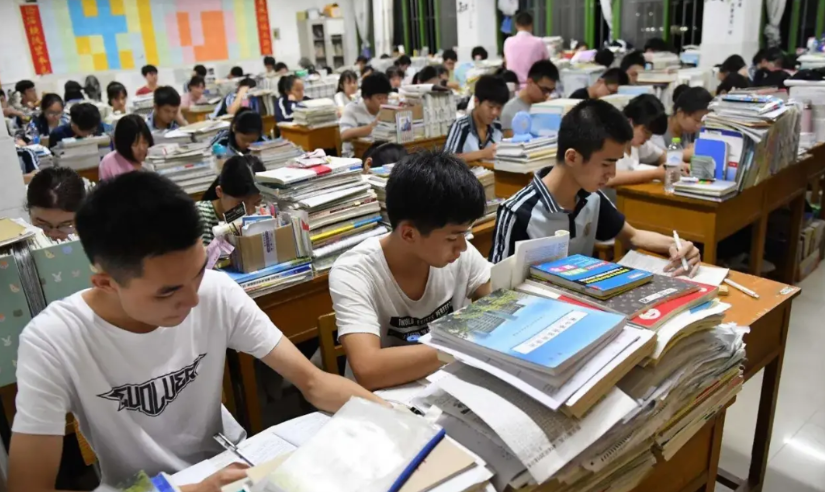 有良知的教育专家说了有良知的实话。第一、他说：“实行大校区不可取。城里大校区，