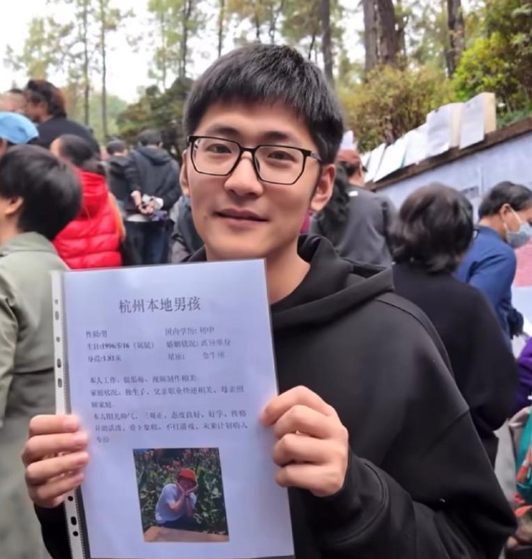 **相亲角的鄙视链有多残酷？CEO装穷测试遭大妈连环暴击**杭州相亲角又上演