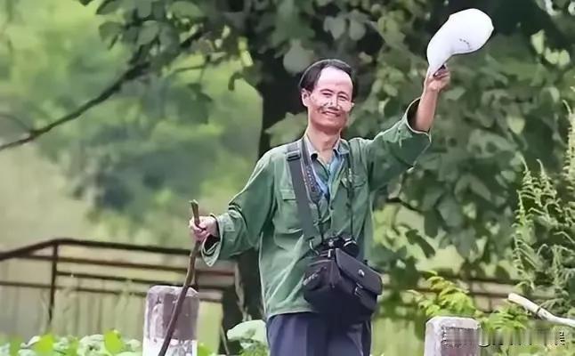 1998年，大学教授何家庆深入西南大山考察。饥肠辘辘的他，不得已向一户村民求助食