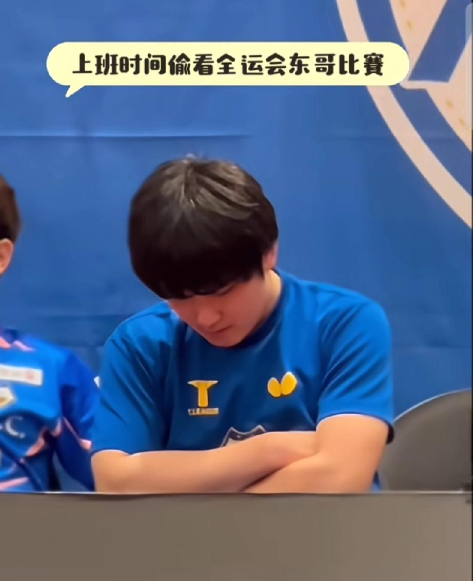 张本智和真是樊振东的真爱粉！打比赛期间也不忘看东哥的比赛！今天张本智和参加T