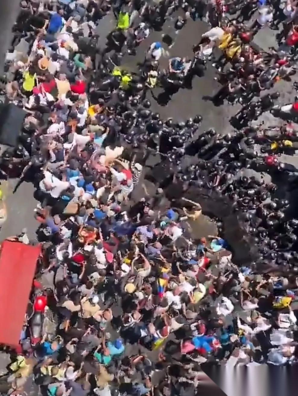 委内瑞拉眼下已经乱成了一锅粥，大规模骚乱全面爆发，局势彻底失控。而这一切的始作俑