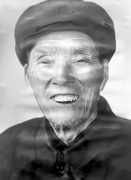 1979年8月，一位81岁的老人，在女儿的搀扶下，跌跌撞撞地来到了兰州军区的大门