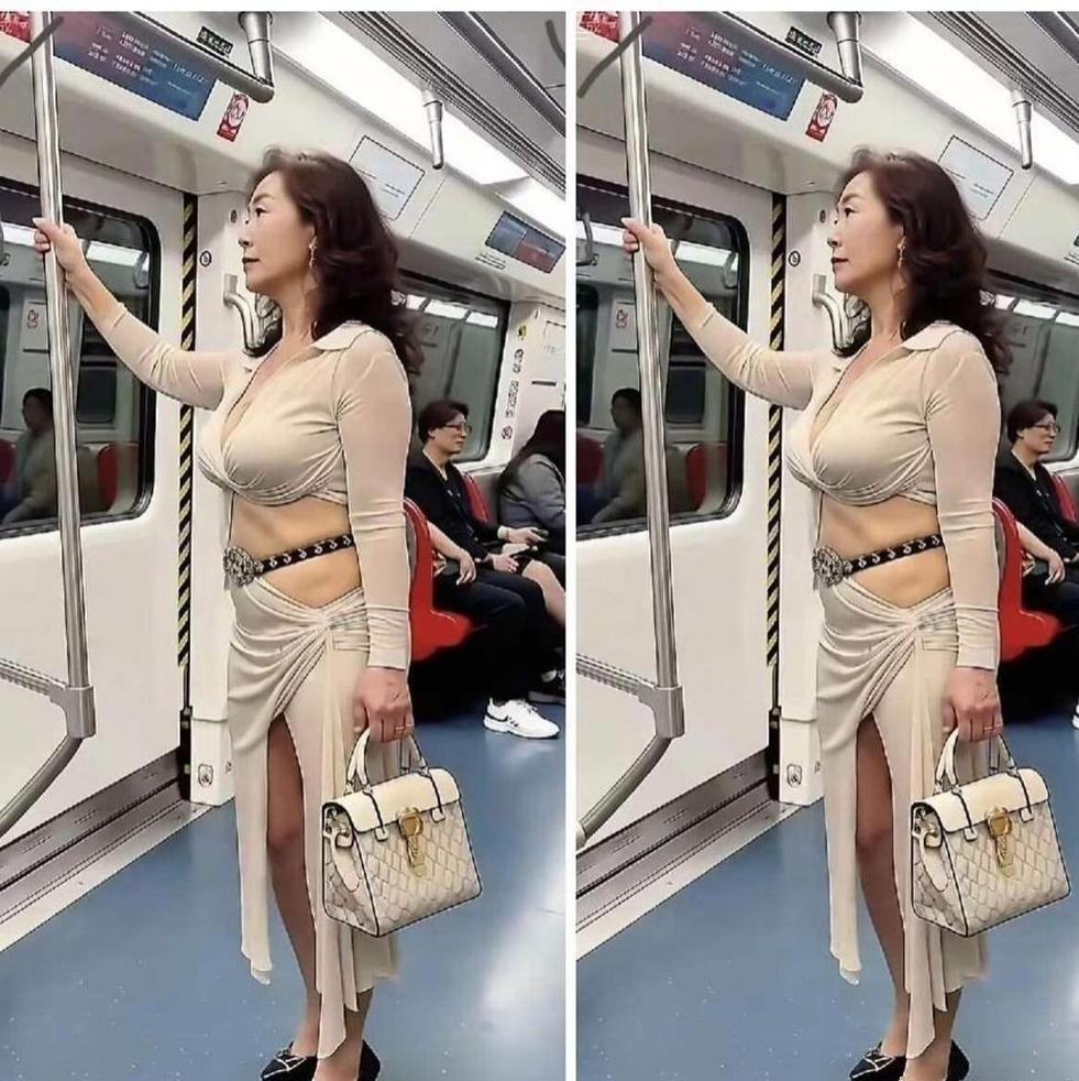 地铁里一眼就被这位阿姨惊艳到了穿搭精致，妆容得体，踩着高跟鞋从容地搭乘地铁