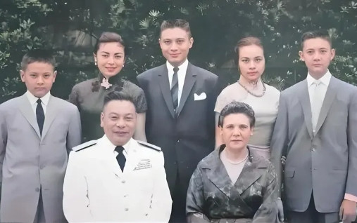 1960年，蒋经国与家人在台北拍摄了一张珍贵全家福。照片中前排端坐着蒋经国与妻子