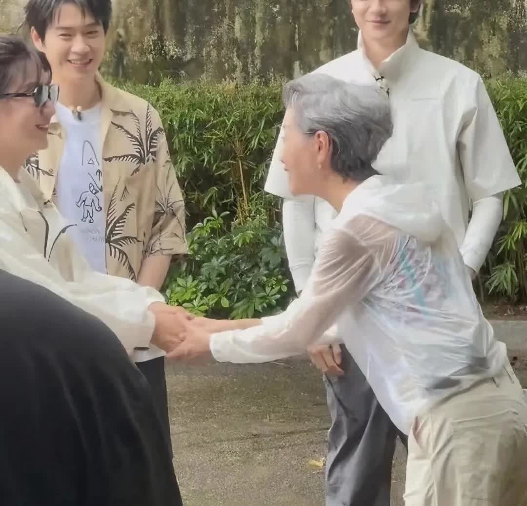 嘛呀这个握手🤝的含金量谁懂呀！不愧是老艺术家