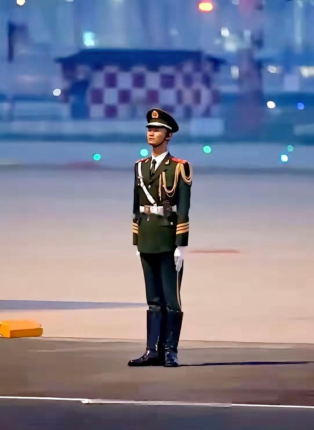 国外社媒已经爆了，这张图完美诠释了中国力量！这就是中国军人本色，泰山崩于眼前面不