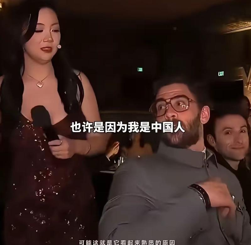 谁能想到，这位穿中山装的美国博主哈桑，竟让自以为高高在上的美裔华人无地自容。