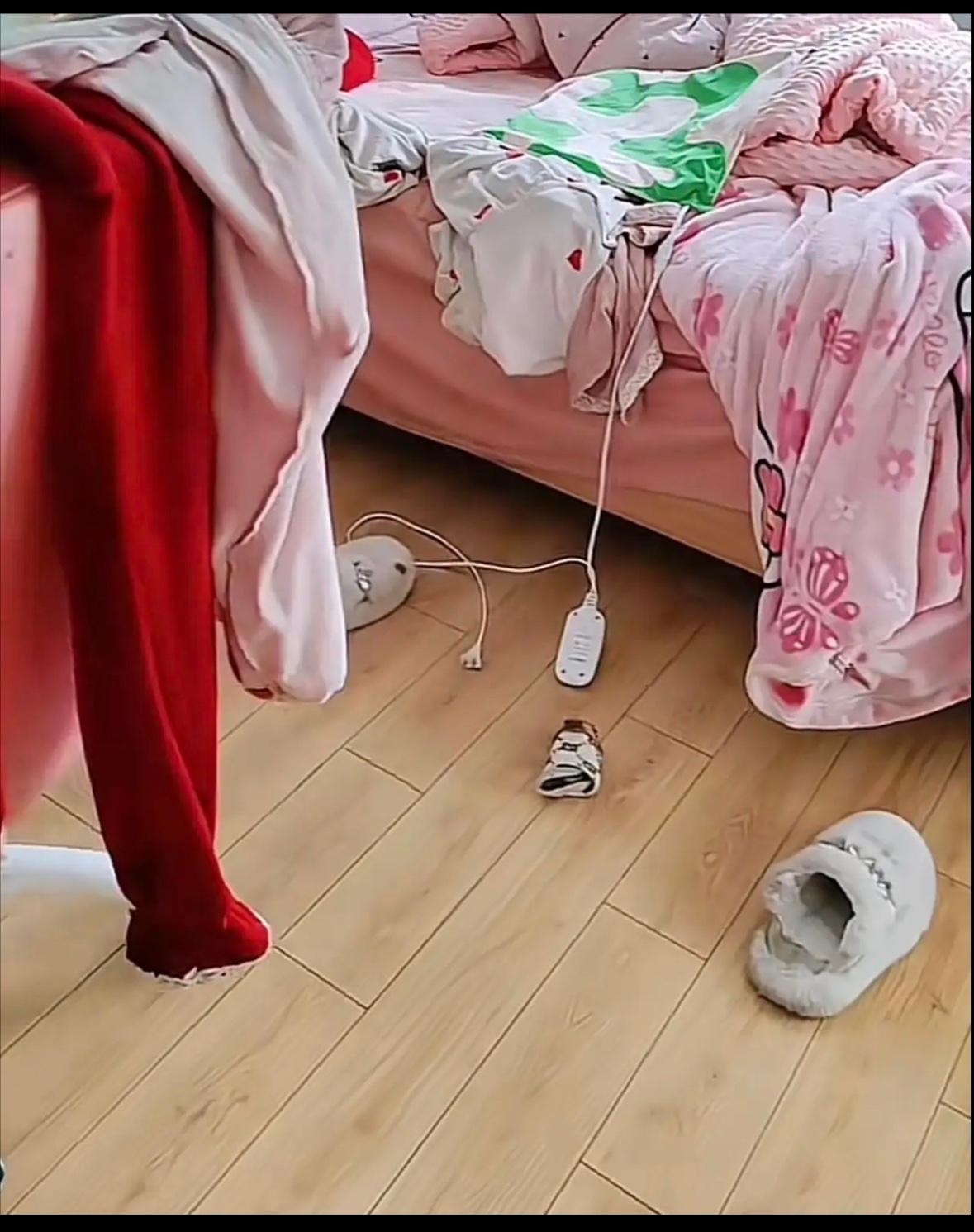 无论是大学生还是已经参加了工作的，他们几乎做到全国统一。晚睡晚起，起床后，窗