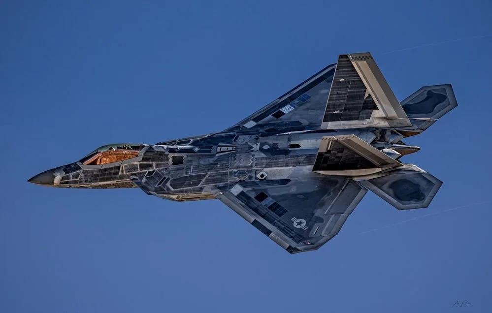 近日，美国航空摄影师在社交平台上分享了一组F-22“猛禽”隐形战斗机的照片。这架