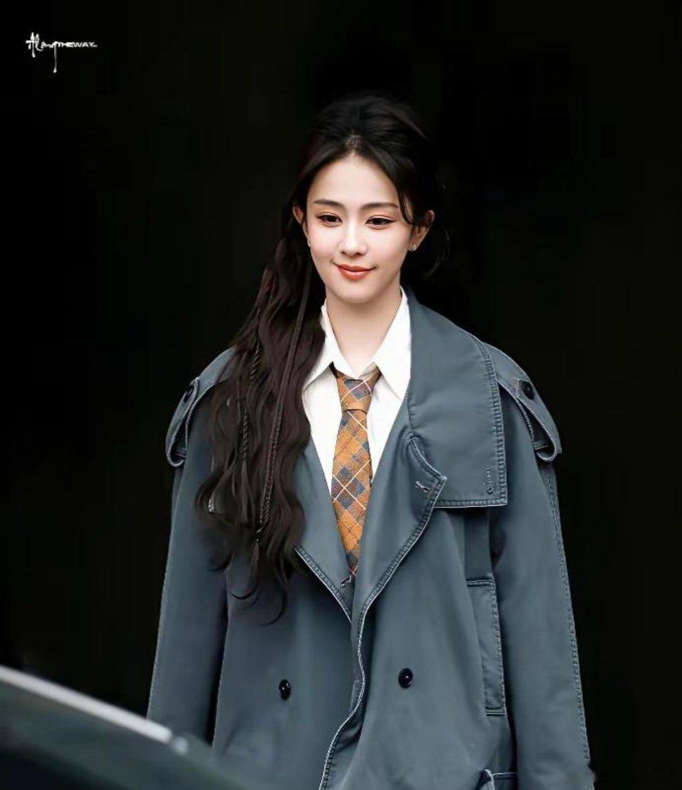 扛剧女王停工半年白鹿给欢娱赚了三年三分之二的广告，合同到期那天，她没走，续了。老