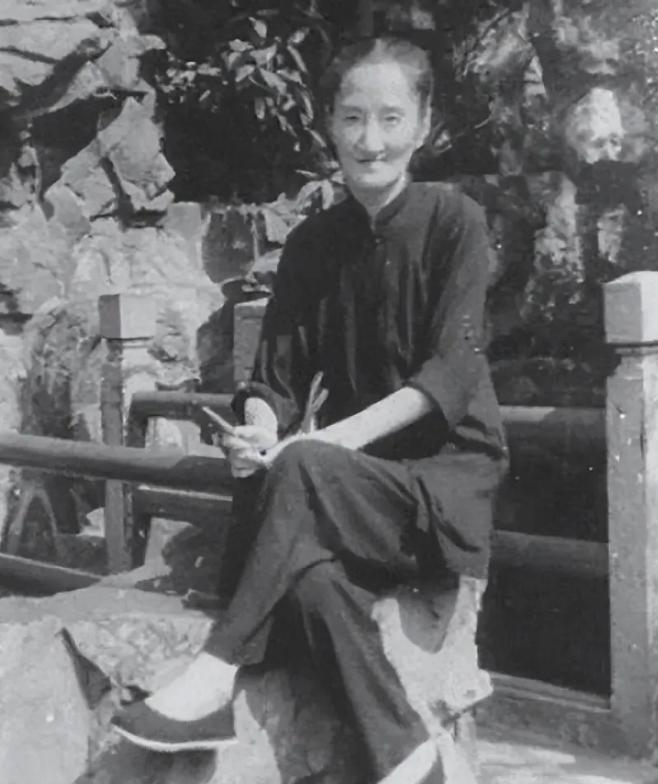 1932年，徐志摩去世第2年，陆小曼还靠徐家的救济生活。徐父得知她与翁瑞午同居后